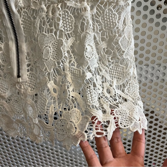 CAbi Open Knit Lace Peplum Sleeveless Top Size Large in White GUC - Picture 8 of 11